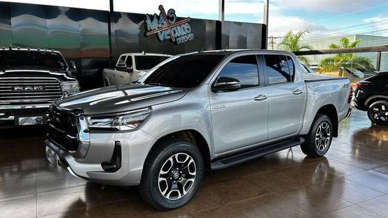 TOYOTA HILUX 2.8 D-4D TURBO DIESEL CD SRX 4X4 AUTOMÁTICO